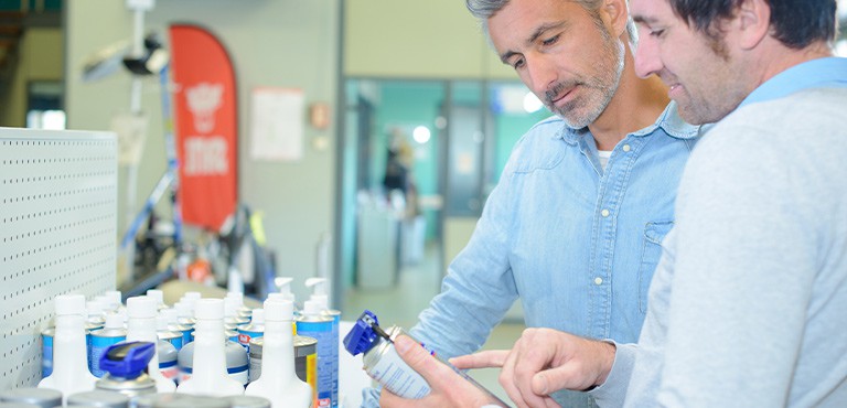 Kemikaalituotteiden merkitseminen CLP-asetuksen mukaisesti Labeling of Chemical Products Following the CLP Regulation